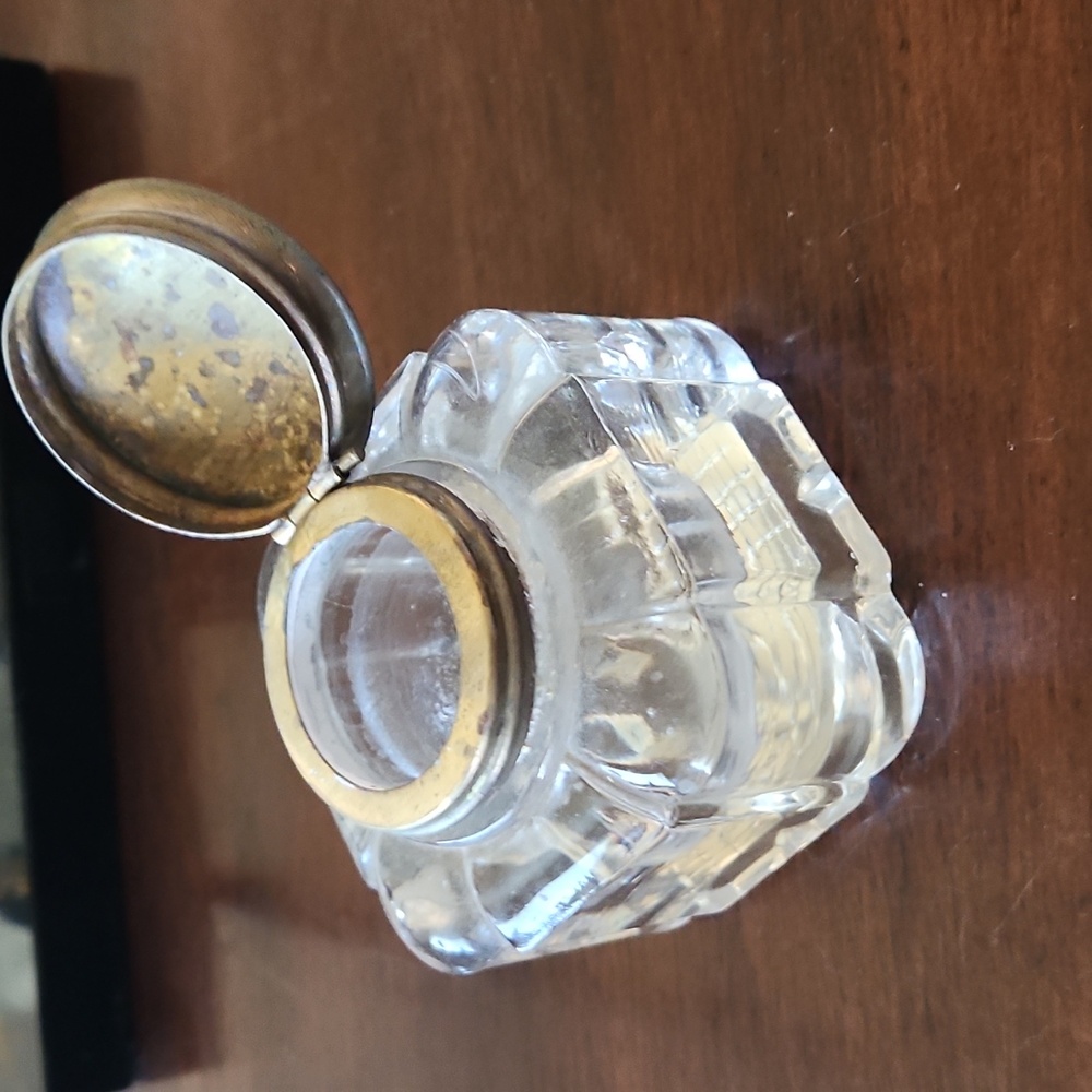 Late-19th Century c.1880 English Molded Glass Inkwell, Brass Collar & Hinged Lid - Picture 3 of 6